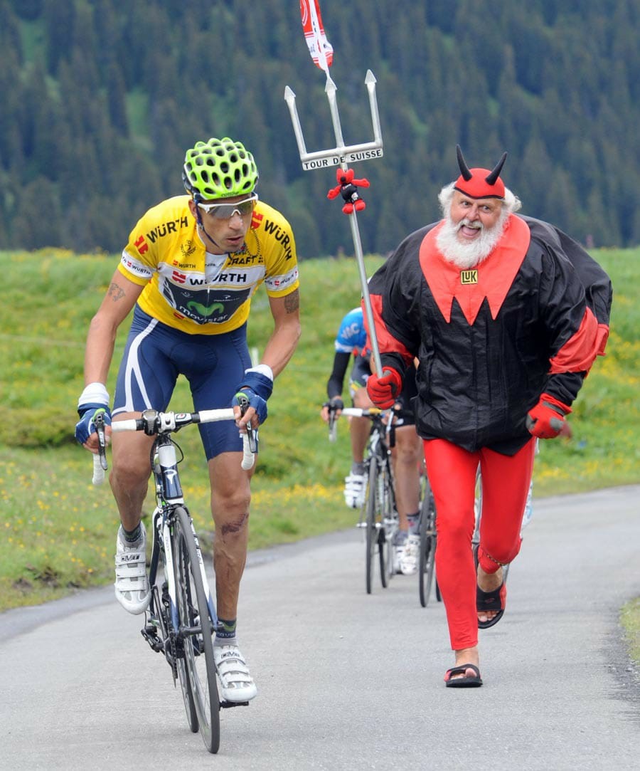jucamarvic's tweet photo. Cuando el viento soplaba más fuerte contra la leve llama del ciclismo colombiano, cuando se necesitaba un héroe, un ejemplo, ahí estuvo Juan Mauricio Soler: 1.86 cms de bondad y calidad que mantuvieron la esperanza a flote. Feliz cumpleaños campeón @MauricioSolerH https://t.co/EXoM5O9Ofh