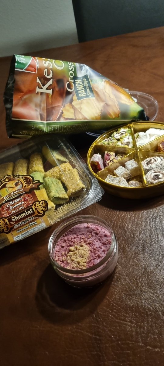 ZenChanXXXI's tweet photo. When you come home from work at 11pm and are like "Hm, it's too late to eat a proper warm meal, should it something small", but then proceed to eat half a bag of chips, raspberry mousse and more sweets. I had to think about the Turkish confectionary the whole day at work. https://t.co/q4wloPnfHR