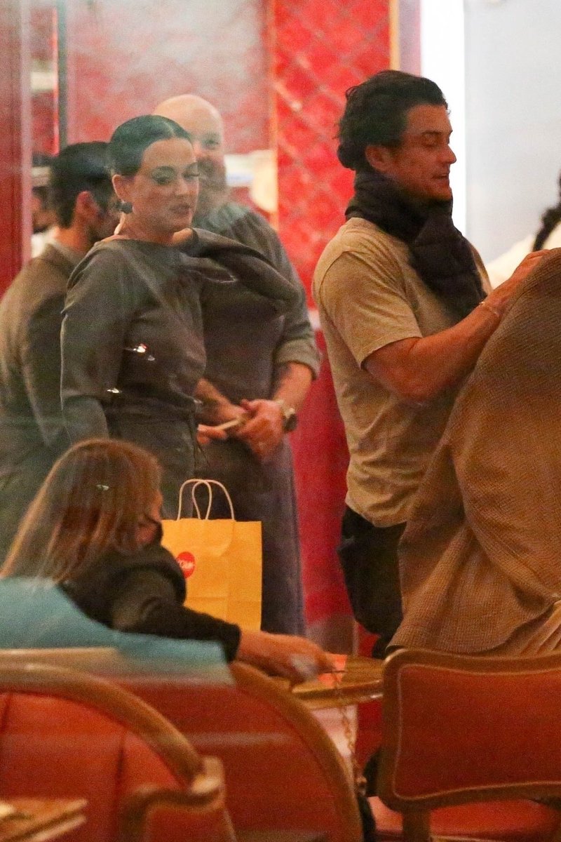 SpainKP_Media's tweet photo. FOTOS | Katy y Orlando fueron vistos saliendo de un restaurante en Los Angeles, donde celebraron el cumpleaños de este. https://t.co/be60OT1hyX