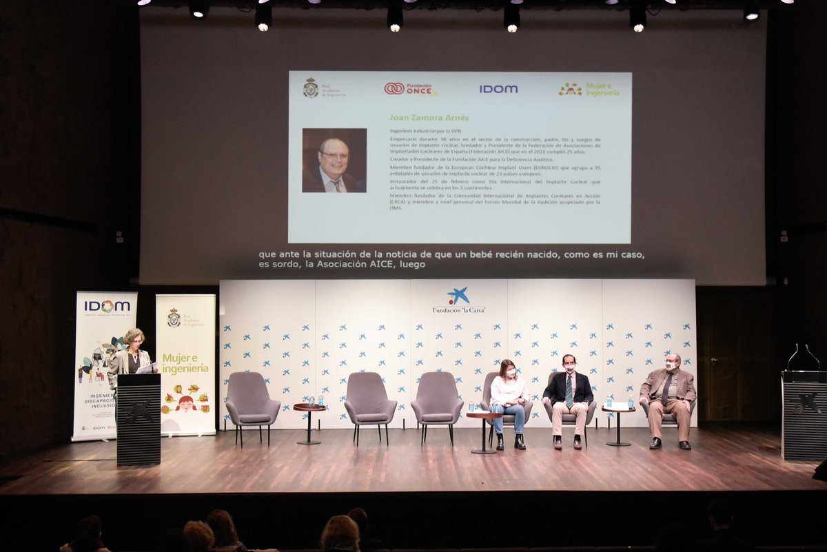 Imagenes de la Jornada "Ingenieria, discapacidad e inclusión" donde se hablo de que es la ingenieria la que, basandose en la ciencia y la tecnología, resuelve los problemas que se le plantean. El #Implantecoclear es prueba de ello. Los participantes llevan #mascarillacomunicativa