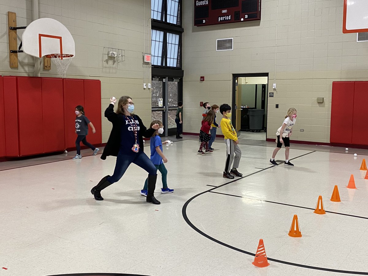 kcdelay's tweet photo. we had a great half day today filled with snow themed activities! ❄️☃️ #d61kidsclub #snowman #snowballfight #hotchocolate https://t.co/zeCqOwWMGt
