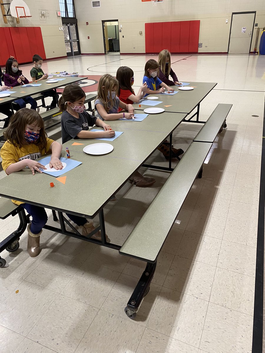 kcdelay's tweet photo. we had a great half day today filled with snow themed activities! ❄️☃️ #d61kidsclub #snowman #snowballfight #hotchocolate https://t.co/zeCqOwWMGt