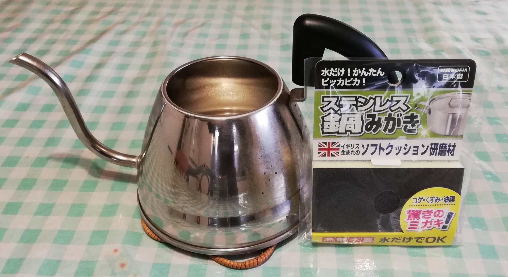 嘉生安穂 100円均一のお店 ダイソー で買ったステンレス鍋みがきがとっても良い 液体クレンザーとかで磨いてもなかなか綺麗にならなかったやかんもあっという間に綺麗になる まあ 削ってるわけだから厳密に言うとキズはつくのだけど許せるレベル 左の