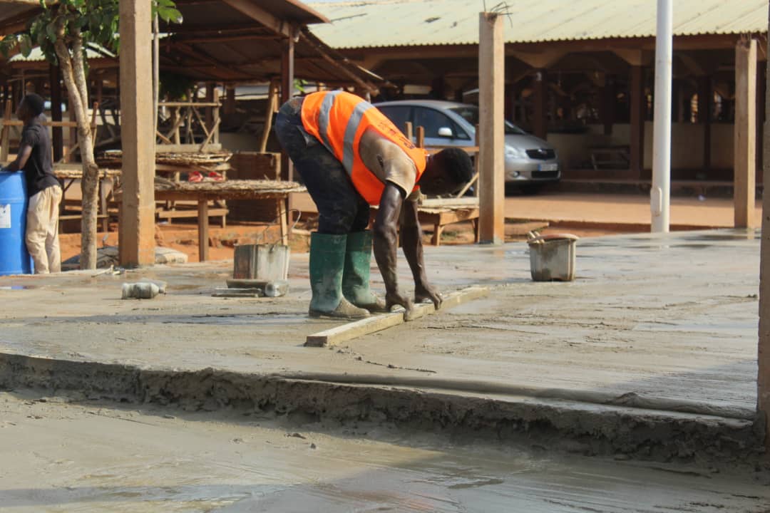 MairieVo1's tweet photo. La mairie de Vogan réhabilite des hangars dans le grand marché Gbéké de la ville. 

Les travaux ont débuté, depuis, décembre 2021 et se poursuivent pour une durée de 3 mois. 

Aussi, s’y déroulent les travaux de protection des hangars existants contre l’érosion.
#CommuneVo1 https://t.co/zFiM7q8YSB