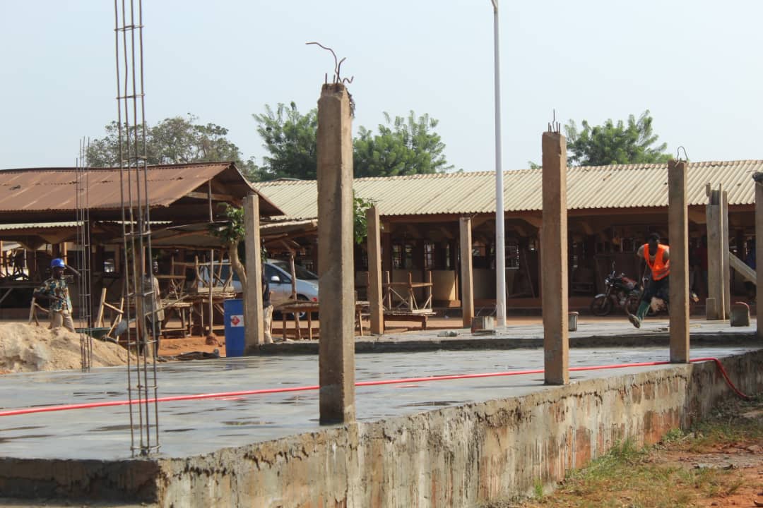 MairieVo1's tweet photo. La mairie de Vogan réhabilite des hangars dans le grand marché Gbéké de la ville. 

Les travaux ont débuté, depuis, décembre 2021 et se poursuivent pour une durée de 3 mois. 

Aussi, s’y déroulent les travaux de protection des hangars existants contre l’érosion.
#CommuneVo1 https://t.co/zFiM7q8YSB