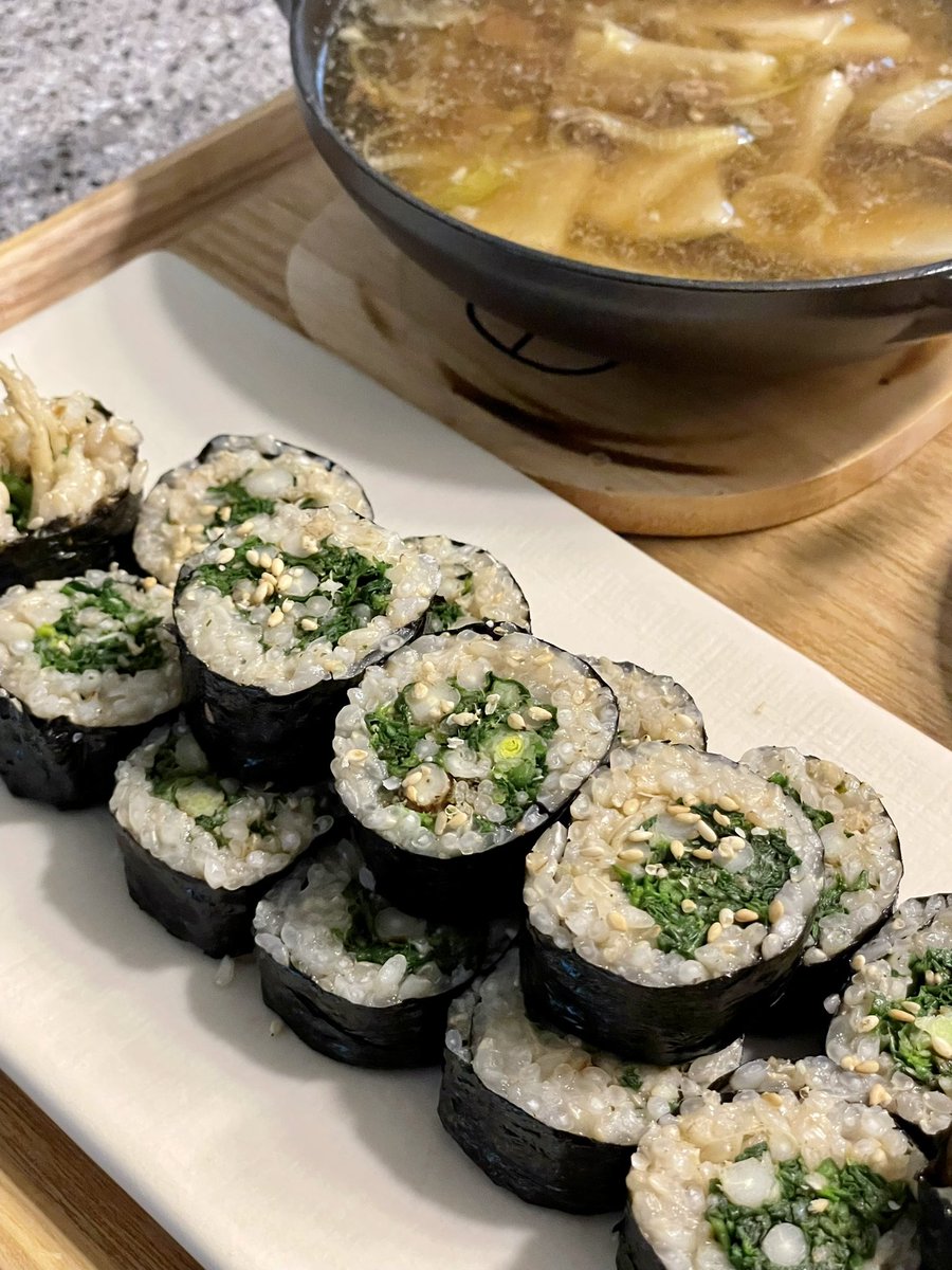 deepcaffeine's tweet photo. 냉이김밥 만들었어요.
현미 2 찹쌀 1 비율로 솥밥하고 참기름, 깨소금, 소금으로 밥 밑간 한 뒤, 뜨거운물에 2-3분 데친 냉이를 연두 두 스푼, 깨소금, 참기름으��� 간 해준뒤 돌돌 말아주면 완성 ♡ 너무 쉽고 맛있다. �� 이제야 만들어봤을까싶은 맛 😍 https://t.co/tV8nZ4Xod0
