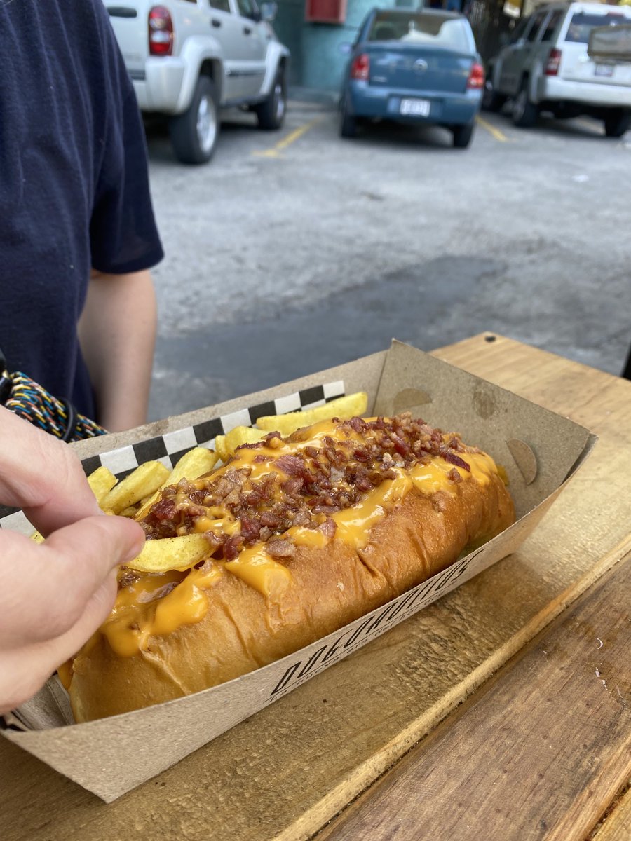 tomgodoye's tweet photo. Claro que estoy feliz porque pagué con Reserve los súper perros gourmet de ⁦@dogorditos⁩ , pero cuando vi que tenían manzanita ¡FLIPEEEEE! https://t.co/njYfzp3afj