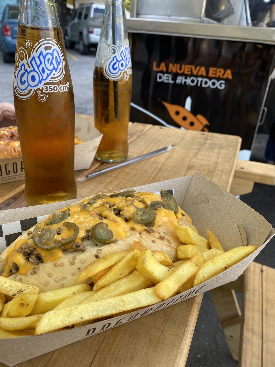tomgodoye's tweet photo. Claro que estoy feliz porque pagué con Reserve los súper perros gourmet de ⁦@dogorditos⁩ , pero cuando vi que tenían manzanita ¡FLIPEEEEE! https://t.co/njYfzp3afj