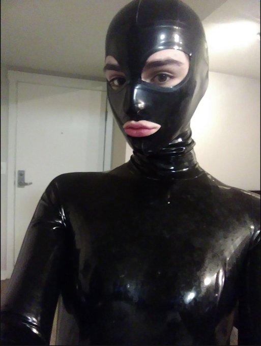 1 pic. found my old fetlife profile lol

U kno u a freak when u doin this at 18 https://t.co/CRlr1db