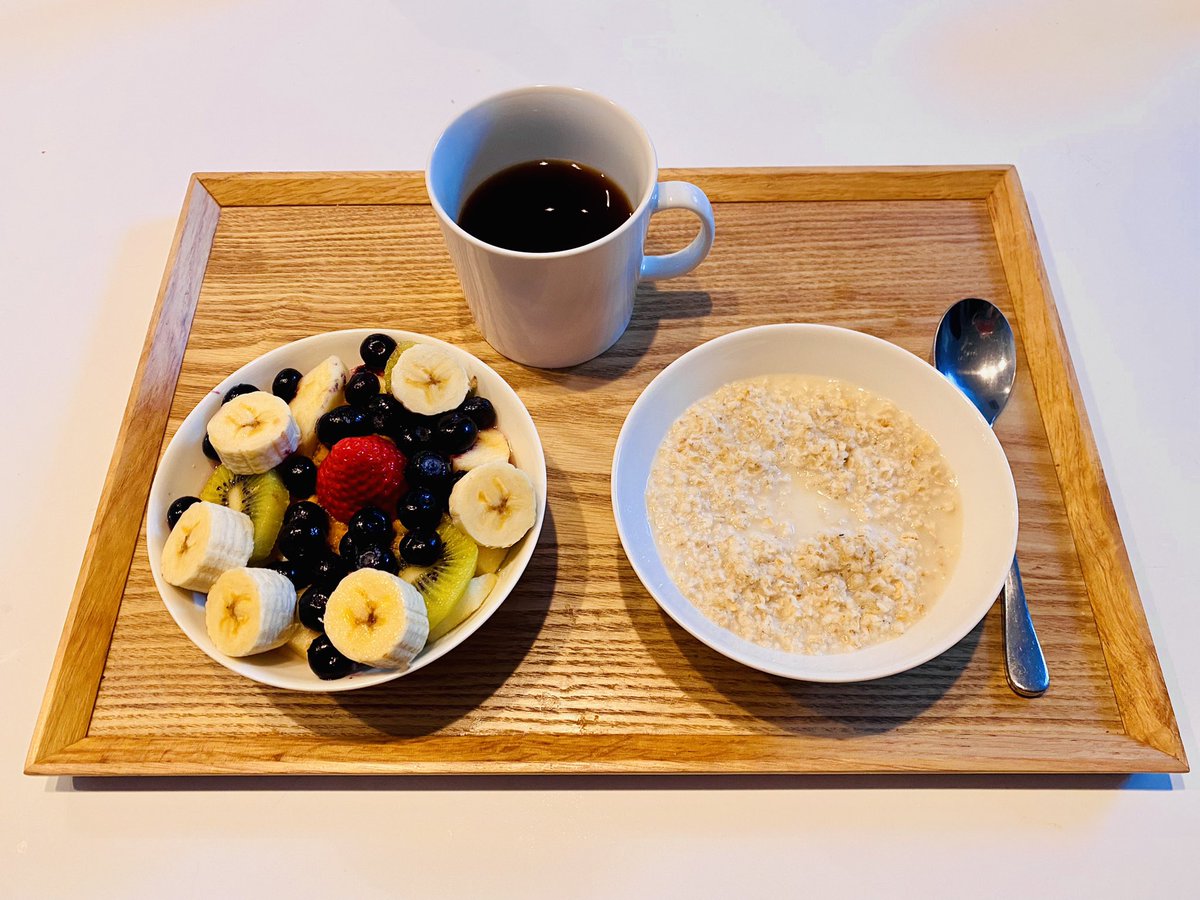 My breakfast. 最近の定番朝食、フルーツヨーグルトとオーツミルクかけたオートミールにコーヒー。今日はフルーツ多めです。