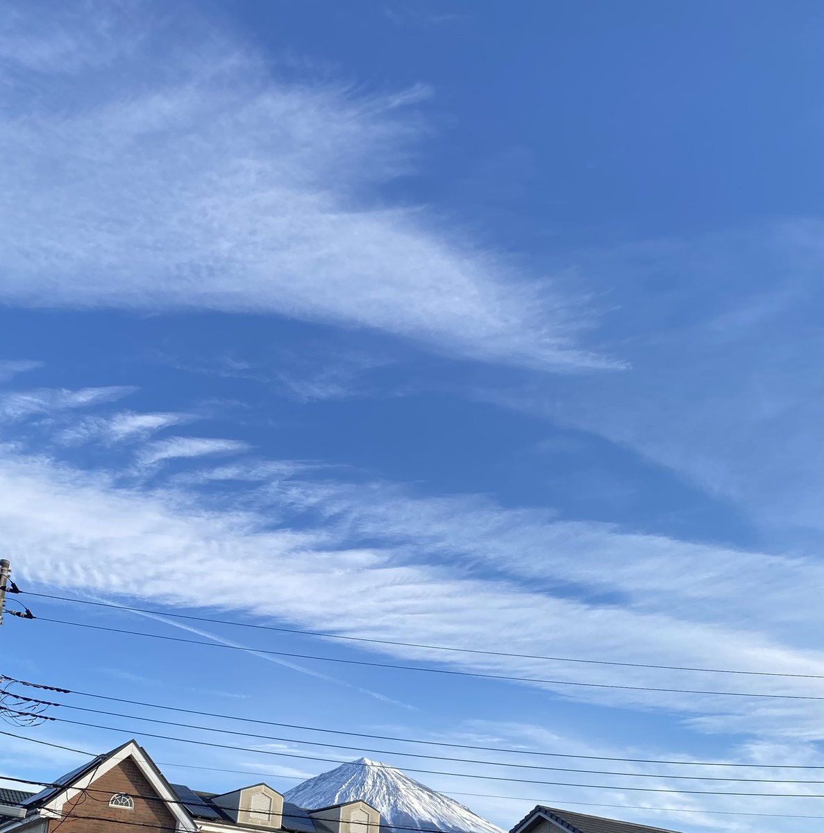 おはよう富士山🗻 今朝は雲多めの切り取りです。 本日小正月。小豆を煮ています。 心と体を整えながら、楽しい週末を😊