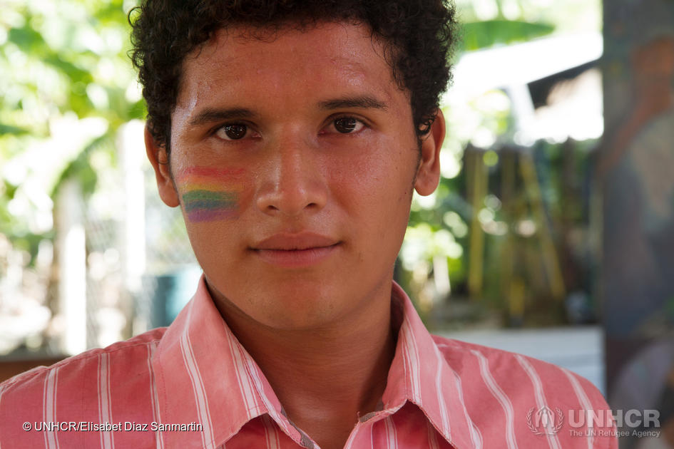 ACNUR_es's tweet photo. Seguridad es no tener que esconderse.
Seguridad es ser libre de amar a quien amas.
Seguridad es ser quien eres sin miedo.

Únete a nosotros para decirle a todos los refugiados #LGBTIQ+: Aquí estás a salvo. https://t.co/jj5kBk3AGk