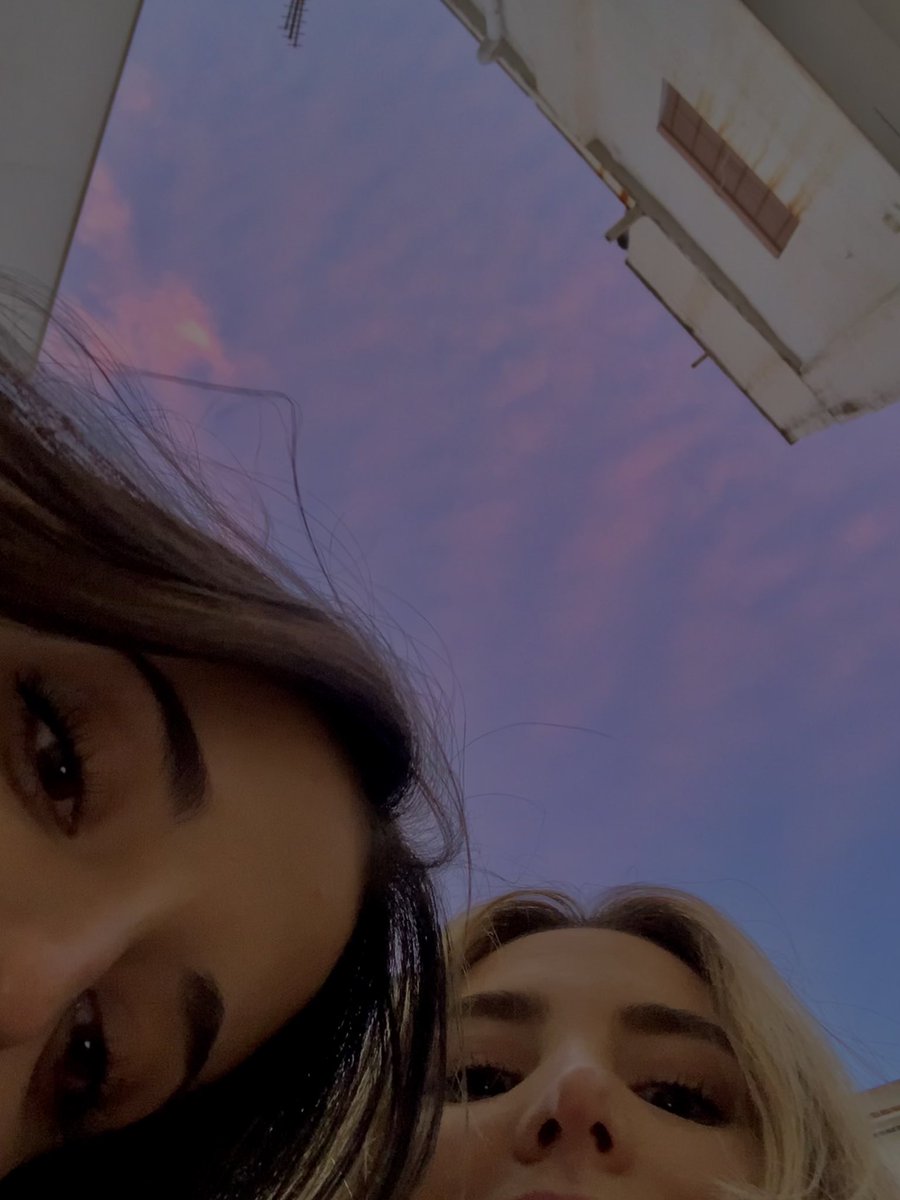 MariaTeresaFur's tweet photo. El cielo muy bonito y la hermana también https://t.co/vuGYJC36BW