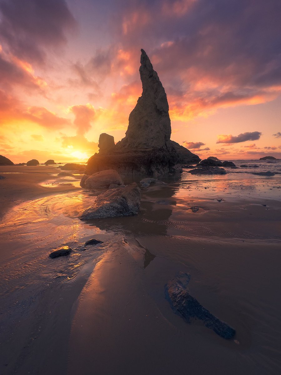 ArpanDasPhoto's tweet photo. A magical sunset in Oregon Coast. Taken with my iPhone

#shotoniphone #shotoniphone13pro #Apple @Apple https://t.co/Gh0Q8g1qrV