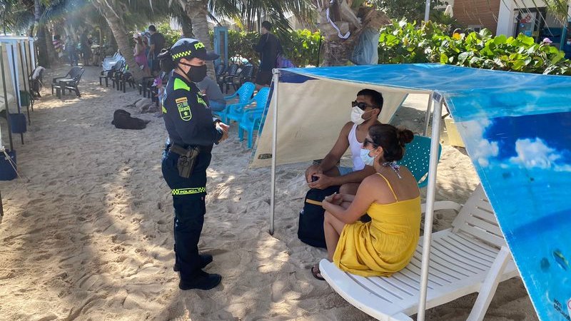 PoliciaColombia's tweet photo. Nos da gusto brindarte seguridad en tus paseos de playa🏖, pero te pedimos que por favor🙏 te cuides para que no resultes contagiado por #COVID19🦠, así no amargarás el viaje. https://t.co/9zSFWgyDZH