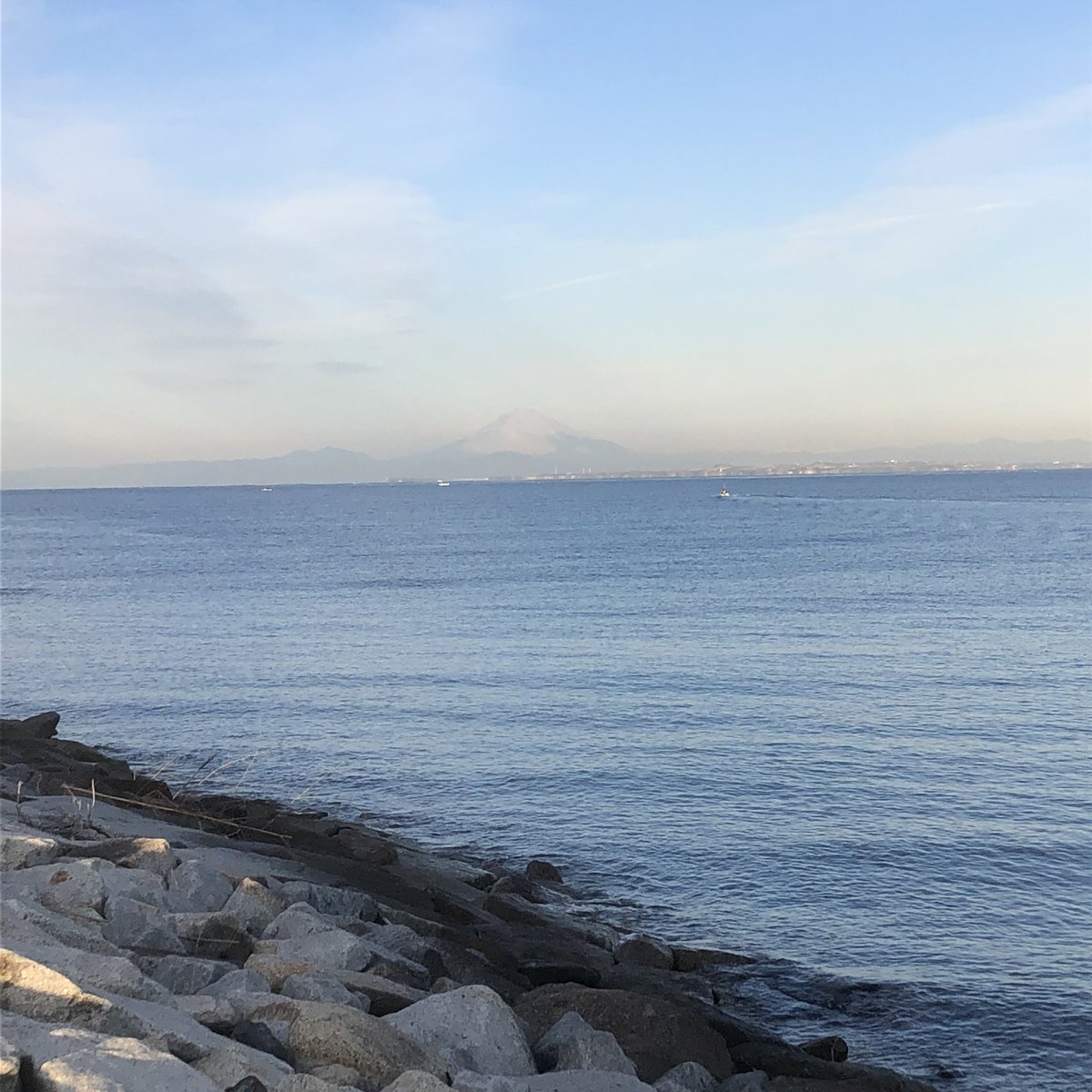 おやじの散歩。普段見られない富士山🗻の姿。海と富士山はいいです😁