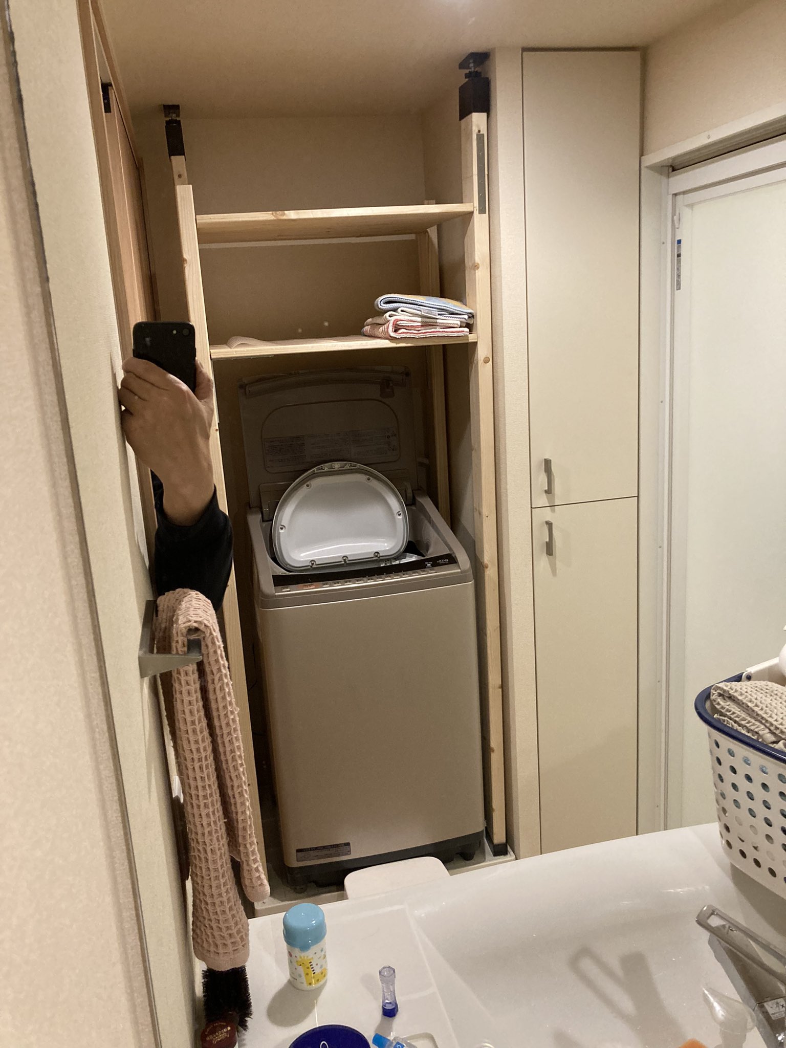 ほくと Tuesday Diyで洗濯機の上のデッドスペースを有効活用するための棚が完成 何時もは洗面台の下から洗剤やらを取ってた面倒さがなくなる 洗濯機の方向を向いて全てが完結する利便性が心地いい Diy ツーバイフォー ワンバイフォー ラブリコ