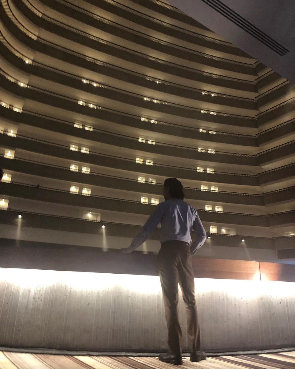 THiddlestonMx's tweet photo. El maquillista Douglas Noe publicó esta imagen en Instagram con el mensaje:
'Loki' 
Temporada 1
2020
Cuando digo "Te cubro las espaldas"
#ivegotyourback #loki #betweenshots #douglasnoe #fbf #tomhiddleston https://t.co/p4p6wbAgcU