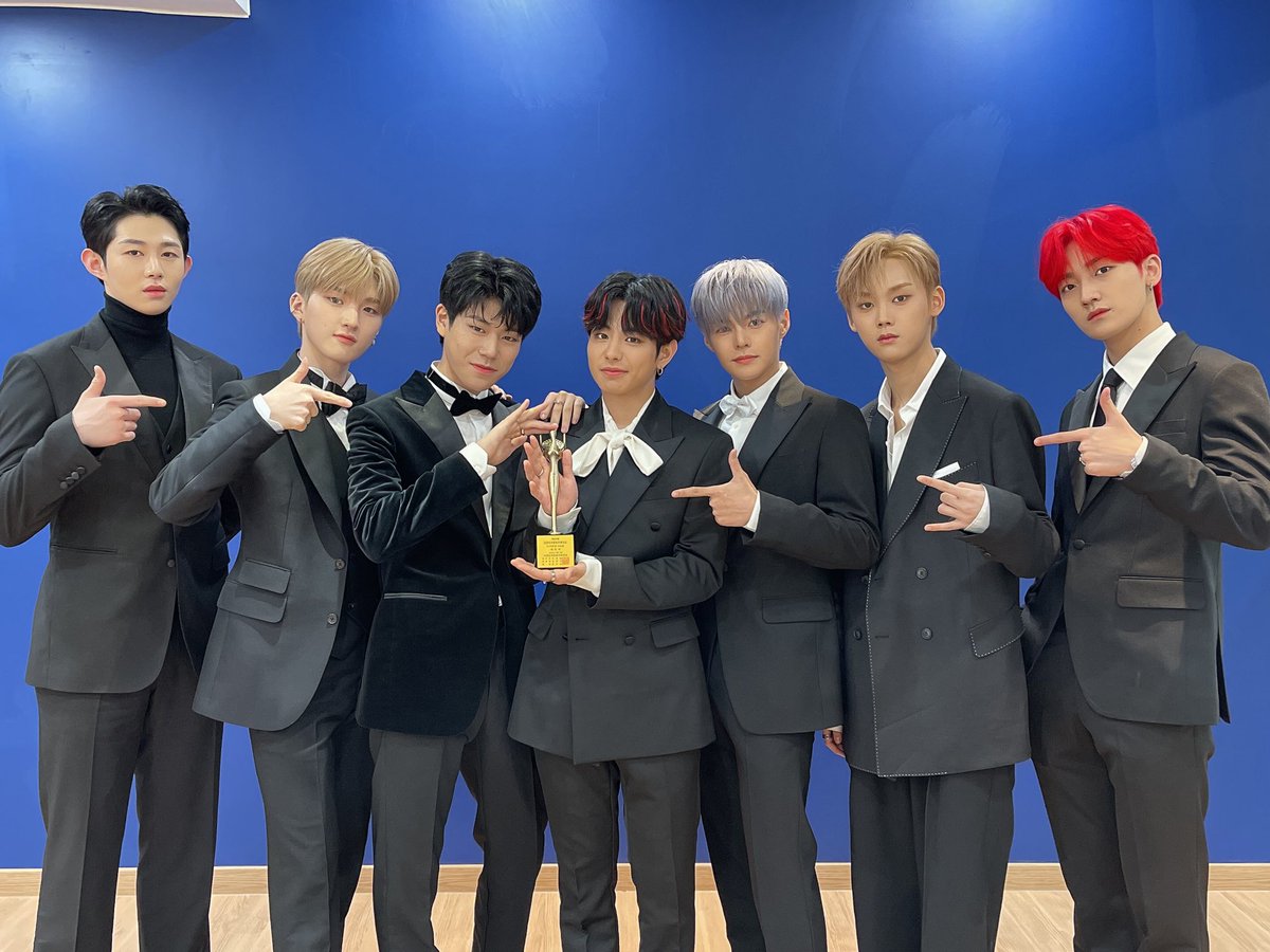 honeybunchkeita's tweet photo. [15/12/2021] one month ago when ciipher got their very first award, 
we were shocked and happy at the same time😭 let's work harder and give them more awards in the future!✊
#10MonthsWithCiipher 
#싸이퍼 @RAIN_Ciipher https://t.co/t0h8HIiQlG