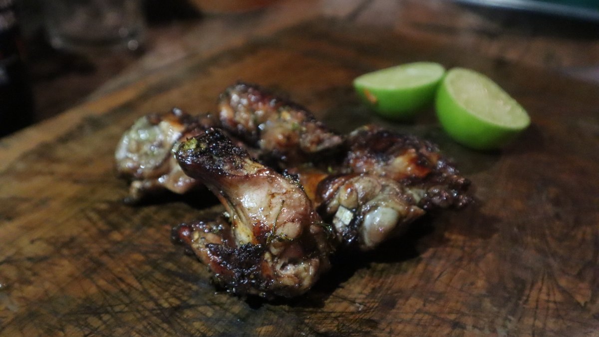 PetaRuger's tweet photo. Muslitos de Alas al vino tinto a la parrilla 😘👌🏻
#tbt de este video que me gustó mucho 👉🏼 https://t.co/oddWfWgLvL
#Extraño #PollosKzero #Parrilla #asado @PollosKzeropy https://t.co/4BunnCZA0t