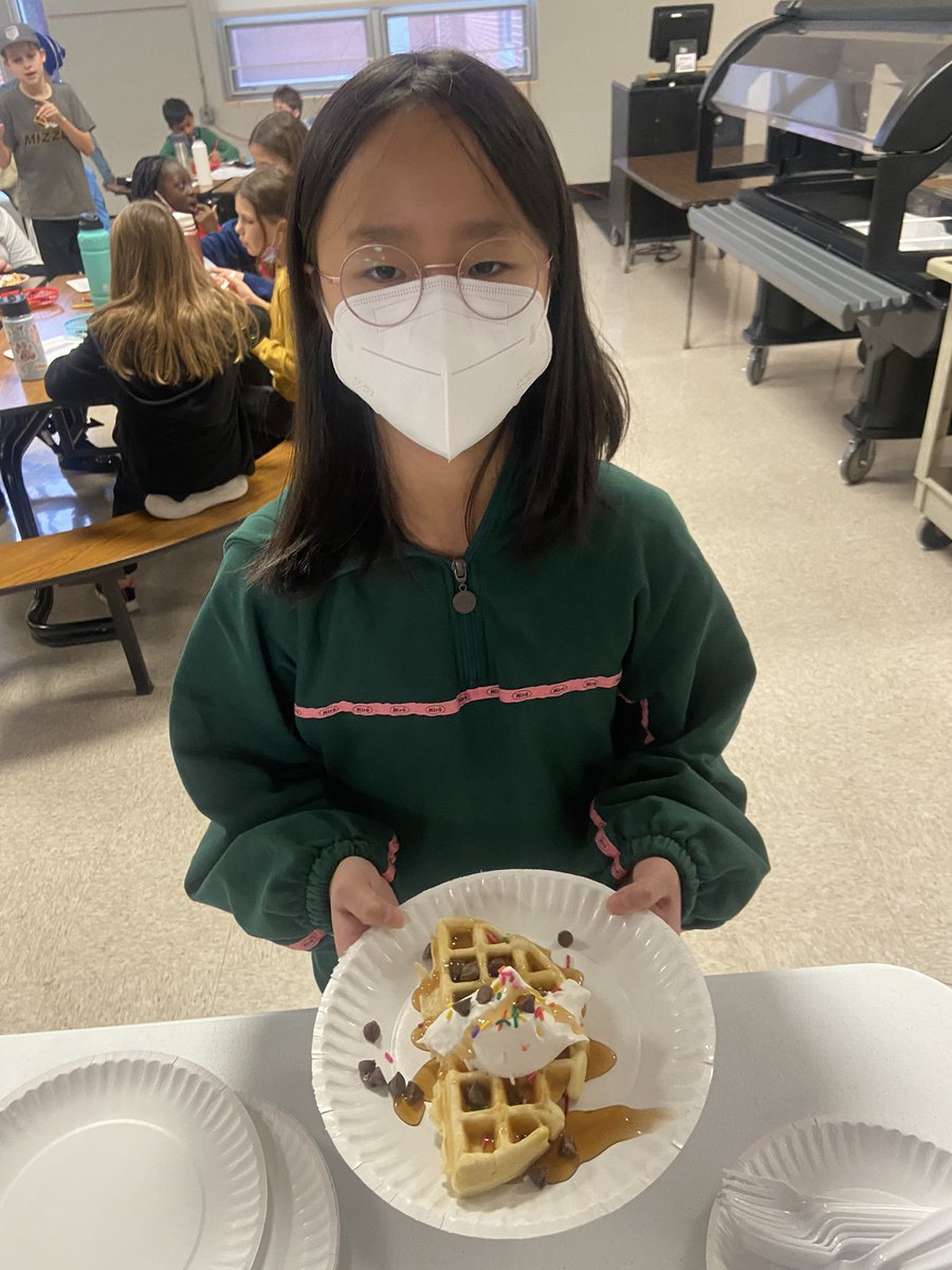 Today we demonstrated heat energy by making waffles! With whipped cream, chocolate chips and sprinkles obviously! <a href="/MollyWaldock/">Mrs. Waldock</a> #RBElearns 🧇🔌🔥