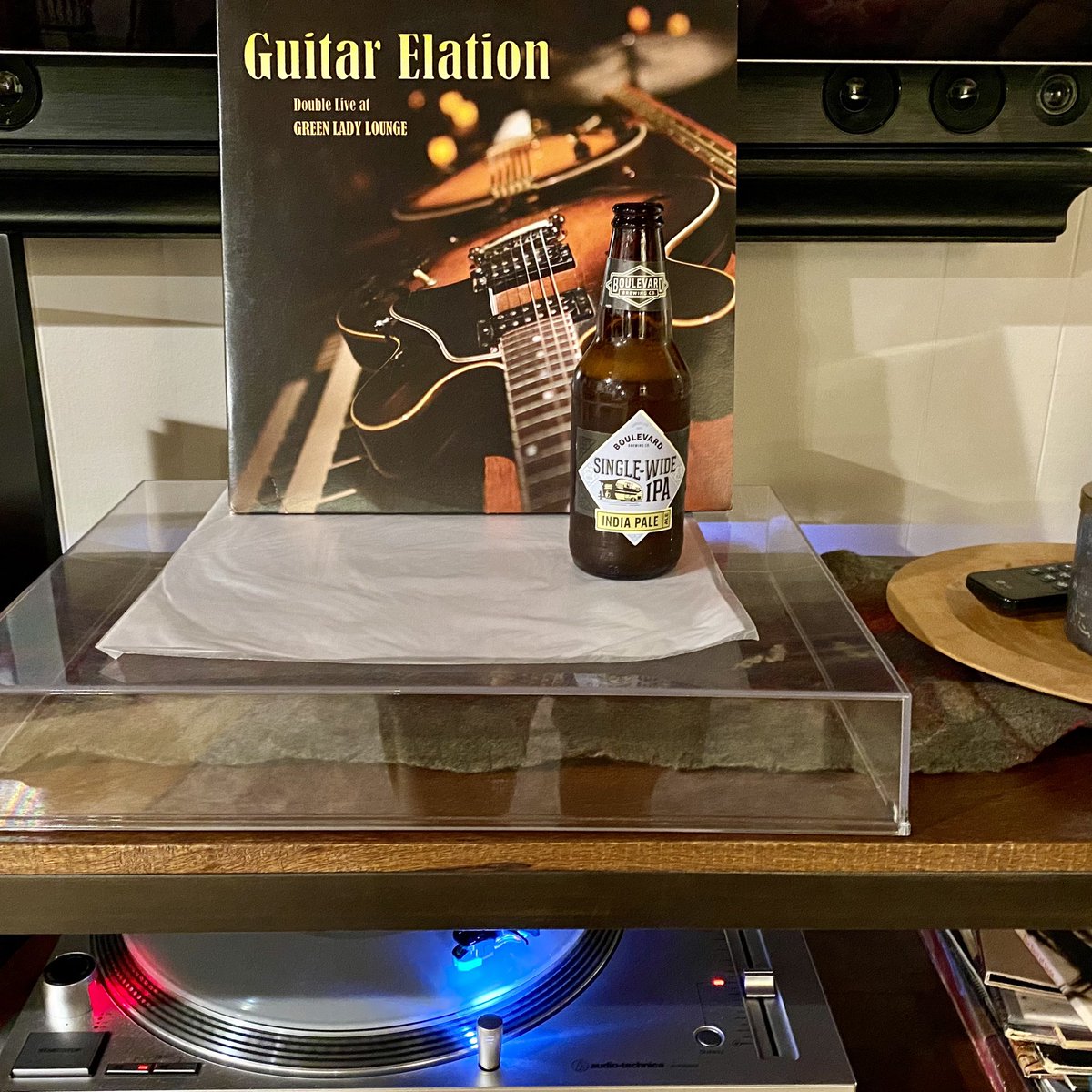 CMoneyKS's tweet photo. Settling into Friday night and getting ready for the storm with some of my favorite #KansasCityJazz recorded at my favorite Kansas City Jazz Club with my favorite #KansasCityBeer #Jazz #KansasCity #IPASnob #BoulevardSingleWideIPA #GuitarElation #Vinyl #BuyLocal https://t.co/wS1q36DXeP