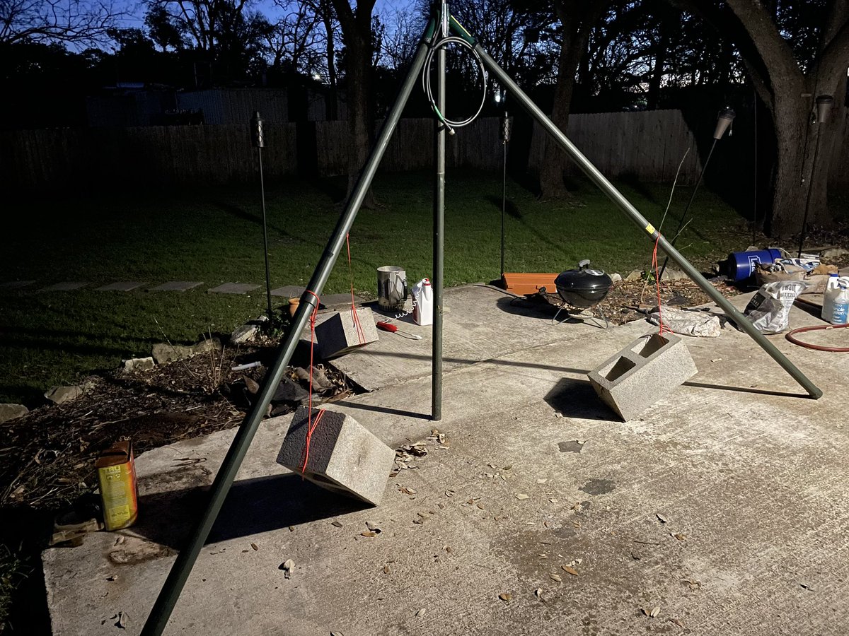 w4www_raker's tweet image. Welp, how is this for jank? &quot;Military mast&quot; antenna, weighed down with cinder blocks, with a Diamond D3000N antenna at the top of ~30ft milmast. And as usual, my iPhone 12 reminds me it can see stars I can&apos;t. Receive setup for #adsb and #PiSDR/#DragonOS