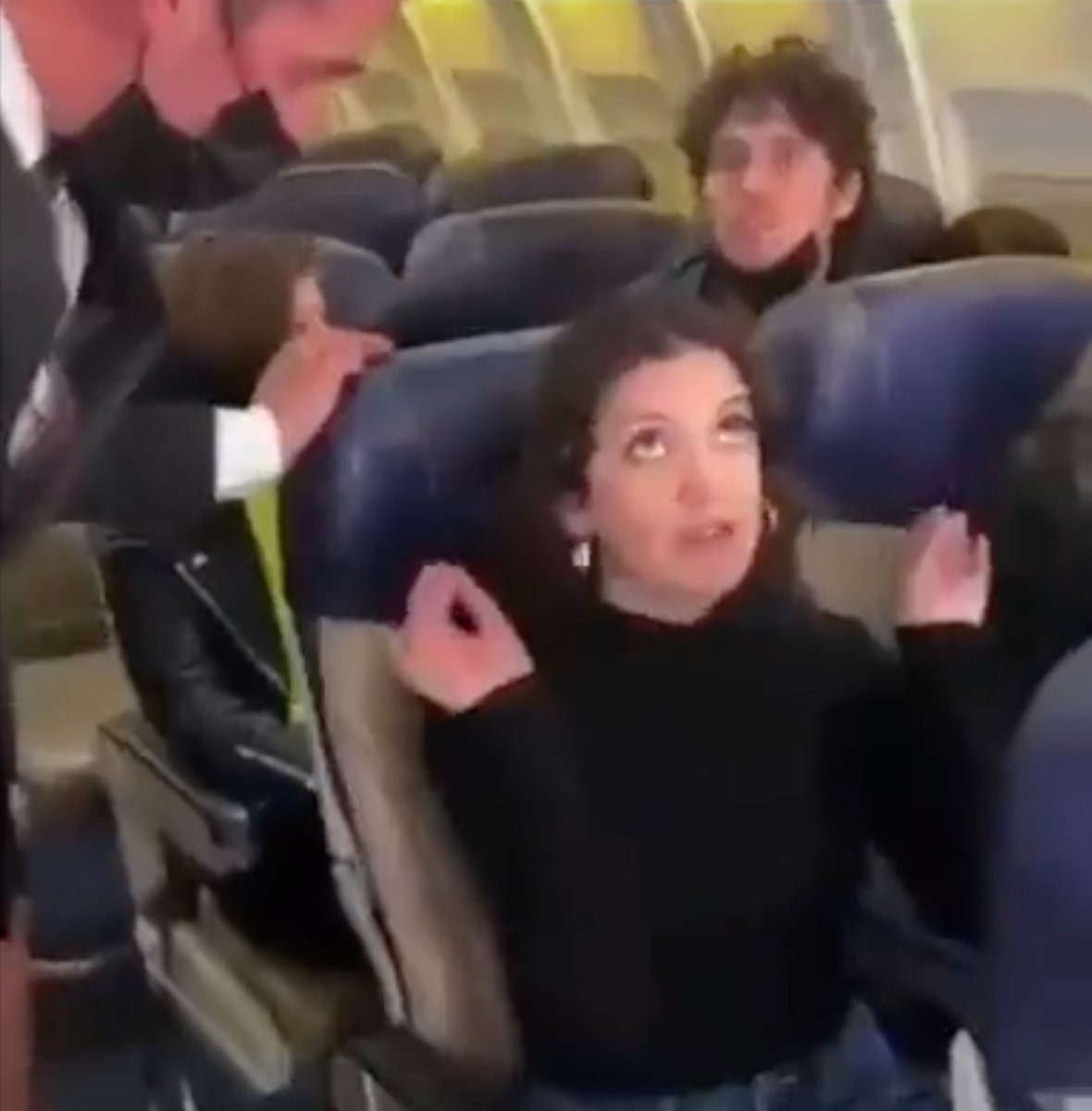 DrTr00per's tweet photo. Me gusta pensar que vivimos en una sociedad madura y desarrollada a la que no hay que tratar como niños chiquitos a los adultos.
Es decir: "O te vacunas o no vas de fiesta"
Como si fueran ¿que? ¿adolescentes?
"O haces los deberes o no sales con tus amigos"
#LadyChango https://t.co/Aag0hU6CGY