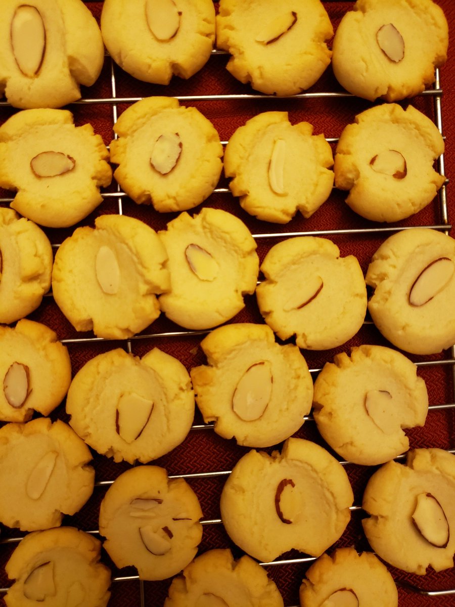 MuseumLara's tweet photo. Hello #FoodwaysFriday, it's time to celebrate winter #baking and (belatedly) #MarzipanDay with some lovely little almond paste cookies. These are a traditional winter cookie in my family, suitable for Yule, Christmas, or any other holiday you want! #Foodie #Cookie #AlmondCookies https://t.co/xeig1AiIzr