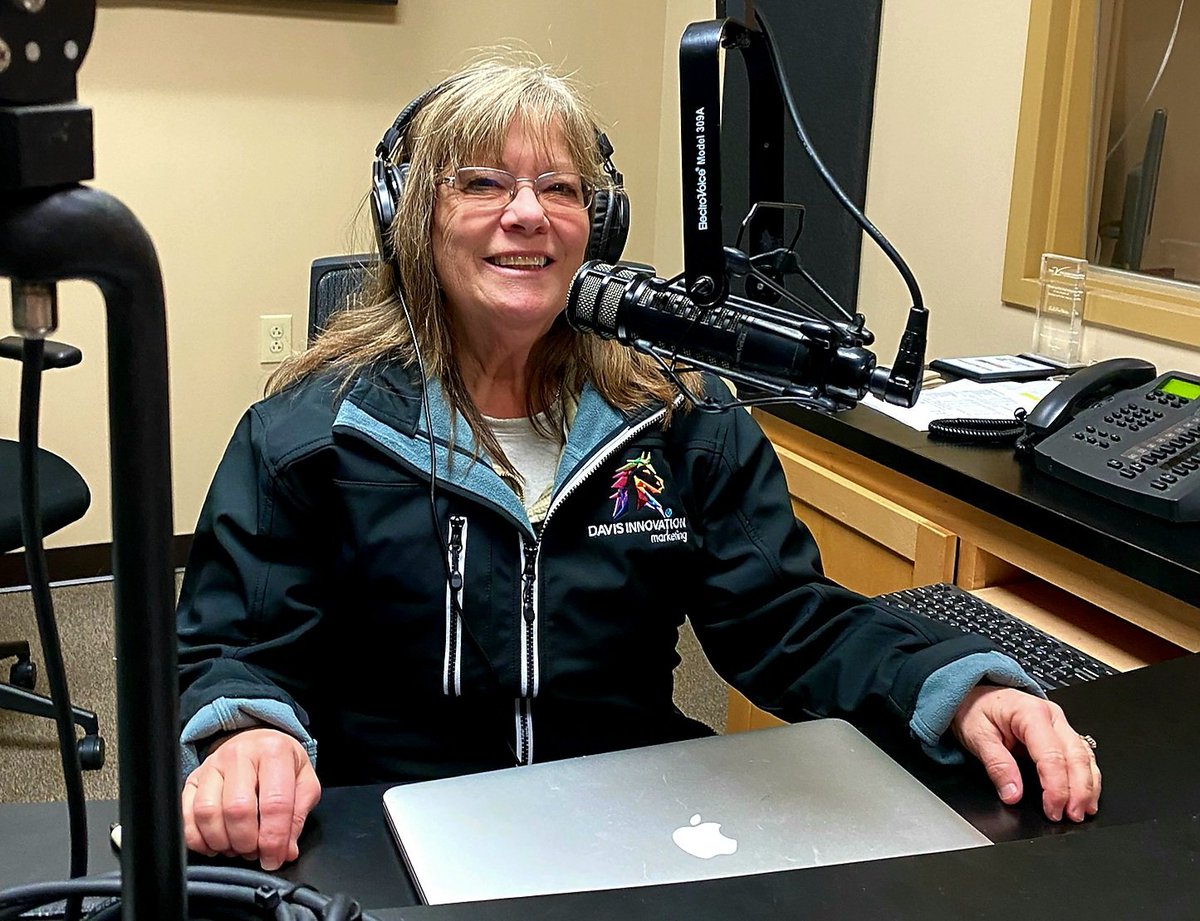 InnovationDavis's tweet photo. Thanks @TracksideJennie for sporting the hottest trend in track outerwear for tonight's @KyRacingSptlght show on @ESPN680. Wasn't going to let the fact that this was radio keep it from being seen. 🧐 https://t.co/Ar4TNSjVmu #sponsor #alwaysbepromoting #horseracing https://t.co/tvTjrIbZCZ