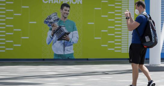 DiarioLibre's tweet photo. 🏸| #DeportesDL | Djokovic es nuevamente detenido en Australia
🔗https://t.co/7QsHEXNQpP
#DiarioLibre #TenisDL #NovakDjokovic #VacunaAnticovid #Deportación #Australia https://t.co/Cuj6Z0ijpq