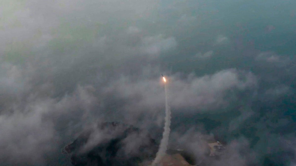 ракеты над фатежским районом. ракеты над москвой. северная корея пуск ракеты. ка-52 вкс россии. ракеты над фатежским районом.