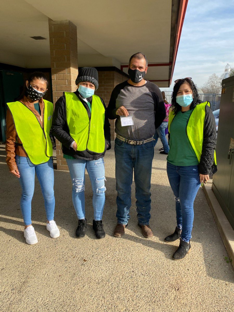 LCampesinas's tweet photo. Here we are! Lideres Campesinas team helping in Walnut Grove with vaccines and boosters in collaboration with @SacLFCC and @UCDavisHealth #YoMeVacune #TogetherTowardHealth https://t.co/yMdB0dtXkD