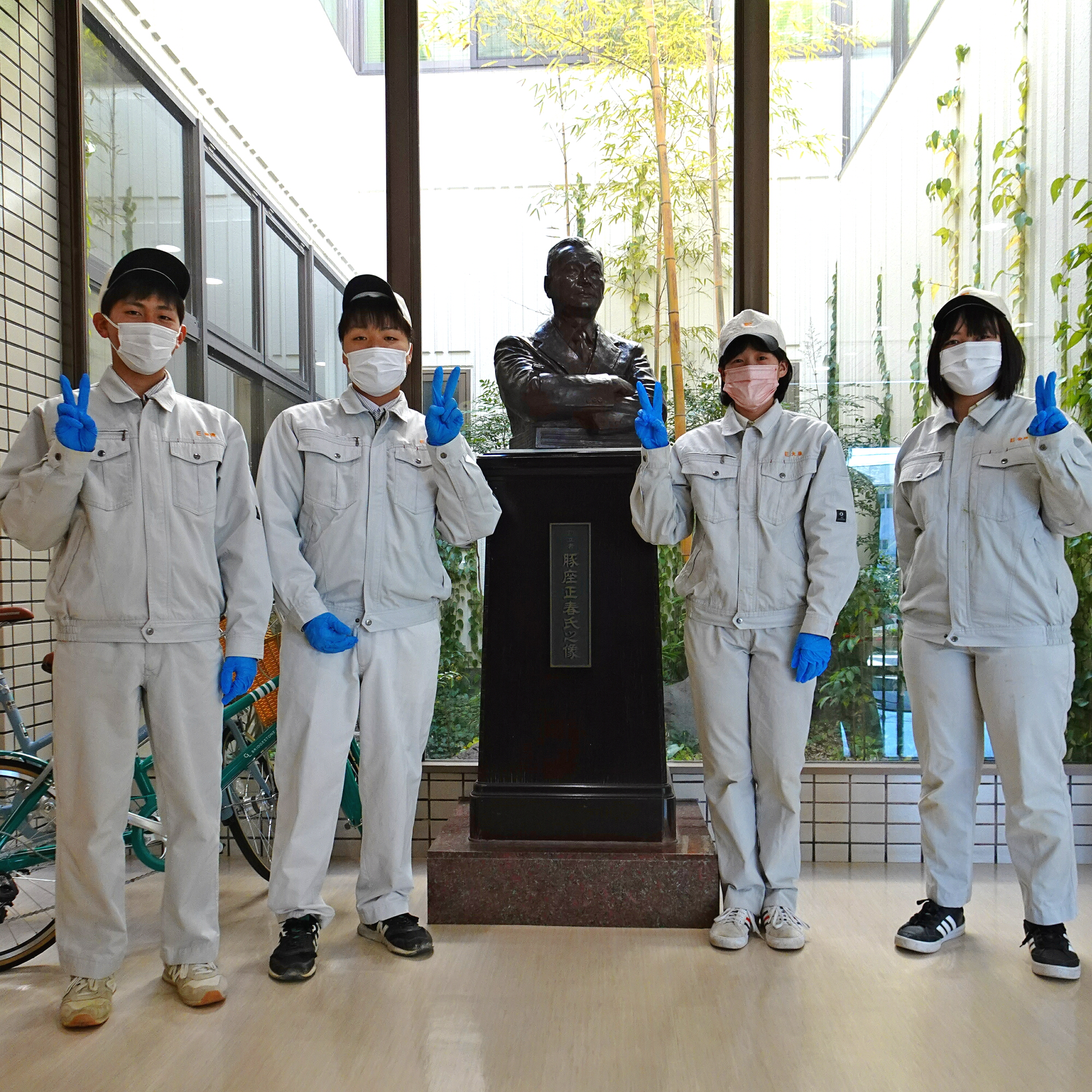 豚座建設株式会社 いのこざ 幡多農業高校の生徒さんが苺とトマトを売りに来てくれました みんな元気で笑顔なので こっちまで楽しくなりました こんなに立派で売りに来てくれて 苺300円トマト アイコ 0円とか 破格すぎ 笑 また来てね