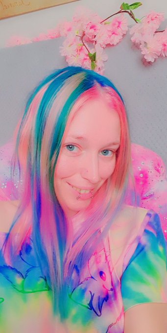 Who else loves my new hair?!   I did it so its not great 🤭 but I really be enjoying these stripes ^.^<a href="/tag/slowmotion"class="tags"><span>#slowmotion</span></a><a href="/tag/twerkbooty"class="tags"><span>#twerkbooty</span></a>