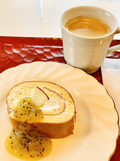 ヤビツ峠レストハウス、初めて入ってみた
コーヒーはあっさり目、いい感じのやや酸味あり
ロールケーキはまじしっとりですわ 