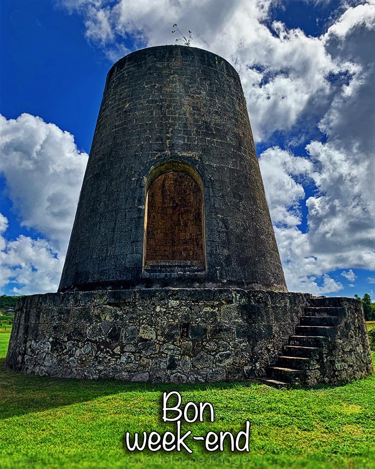 Vestige et Paysage de Guadeloupe . . .
Ancienne sucrerie, Marie-Galante.
————————
- Bon week-end -
————————
Campagne de #Guadeloupe  
#Antilles et #Citation
🌴 ☀️ ❤️ 💦 🔥