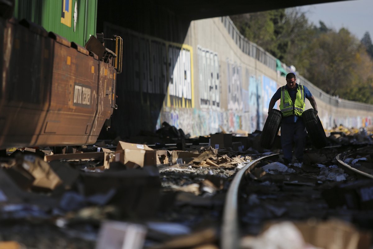 DonchaYaKnow's tweet photo. Went down to see this for myself. Never seen anything like this before. #UnionPacific #AmazonBoxes #UPS #DTLA #LosAngeles https://t.co/V2fbNryg51