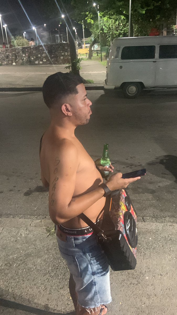 Soueucl's tweet photo. Fez o baile da Naza hoje chamando os amigos de talarico 😂😂😂😂 https://t.co/T15DrnSKos