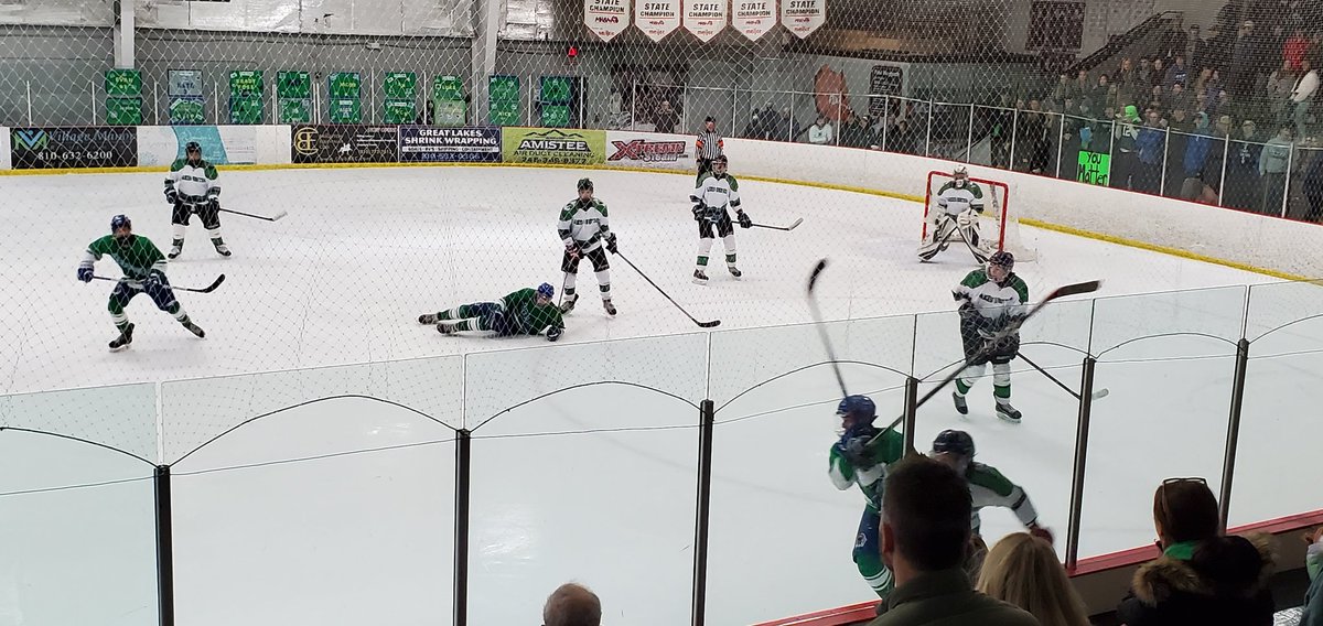TammyRecruiting's tweet photo. #FridayNightIce Go Warriors! #GreenOutforMentalHealth @WLWAthletics https://t.co/rEUoNJr7sg