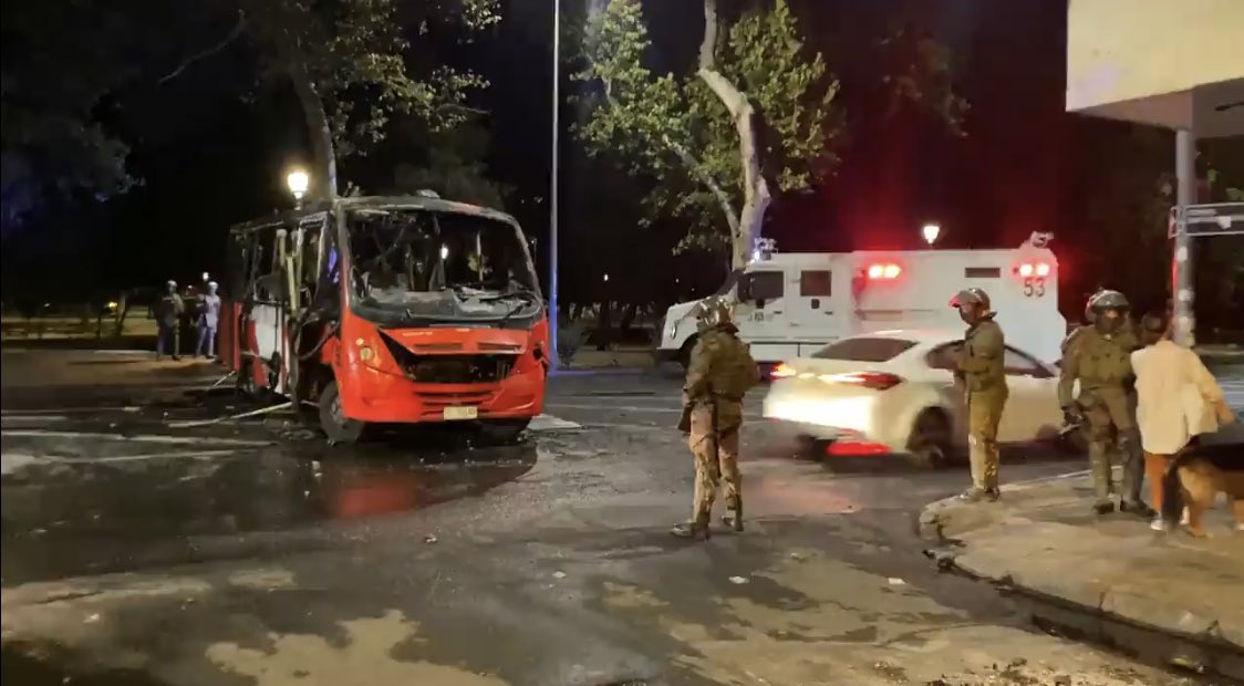 joseantoniokast's tweet photo. Quemar una micro ya no es un hecho aislado, es un crimen habitual. Delincuentes y vándalos confían en el indulto que promete al nuevo gobierno. Impunidad total. https://t.co/Fw7EZz8Fq2