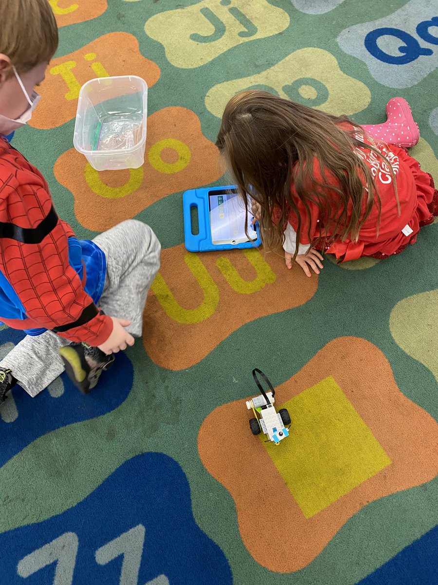 nermolik's tweet photo. STEAM is alive and well in Kindergarten. In the last two months, we have made fake snow snowmen, built bridges and zip lines for our gingerbread men as well as played with Lego Wedo and built robots that we could control with block coding. @QuailGlen_ @drycreekschools https://t.co/ks1TEuEt1g