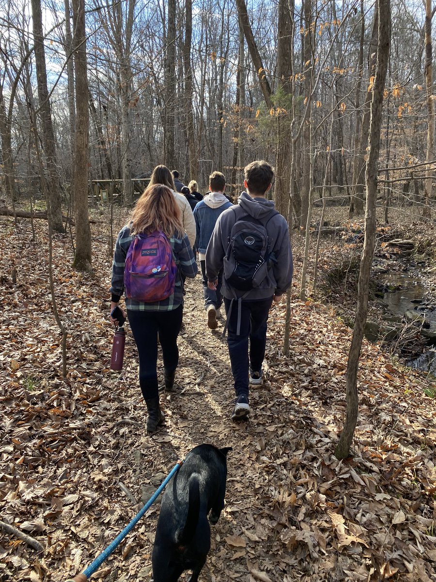 Classes that hike together stay together. ❤️  #COR4240 #ElonEd #NatureAwareness #NatureLovers