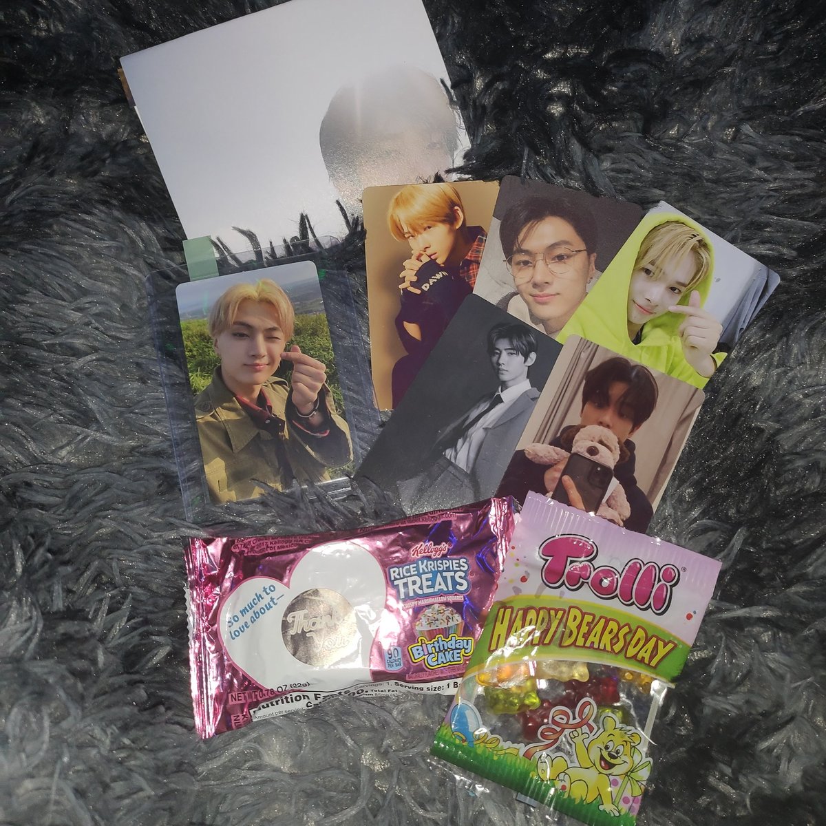 Jakieeeee1's tweet photo. Heluu @ddeonu719 Tysm for hosting this hatian 😊 and Thank youu @ldlcollective2 for packing Jay cutely and securely ang cutie ng mga freebies may foods Pa thank you so much both stay safe and godbless https://t.co/q8HMFRq0EA
