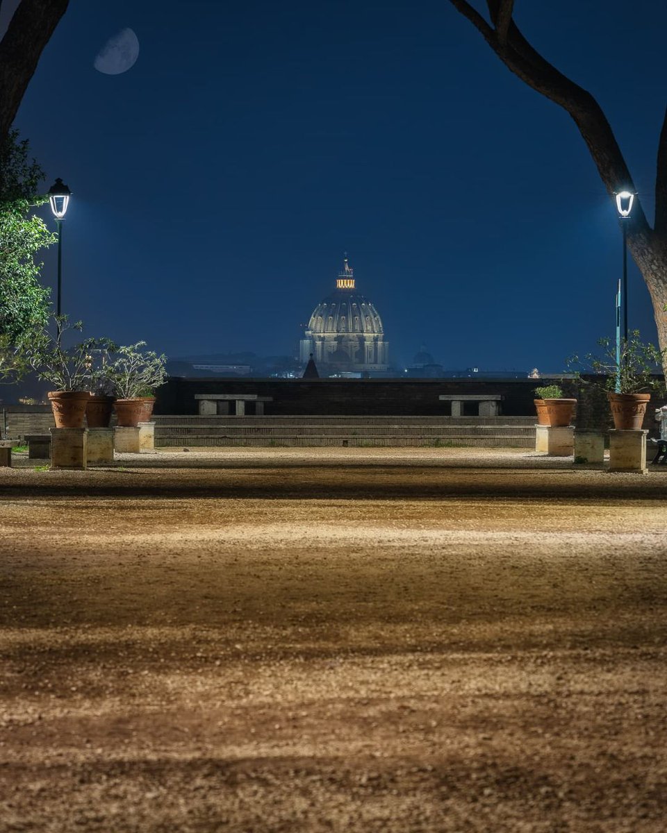 I migliori insegnanti sono quelli che vi mostreranno dove guardare, ma non vi diranno cosa vedere. (cit.) #Buonanotte #Roma #lagrandebellezza @TrastevereRM @archivetro @f_girasole @claviggi @romewise @Mustapha1508 @SandroBrizzola4 @velocevolo @AngeloAmbroset @MP27_