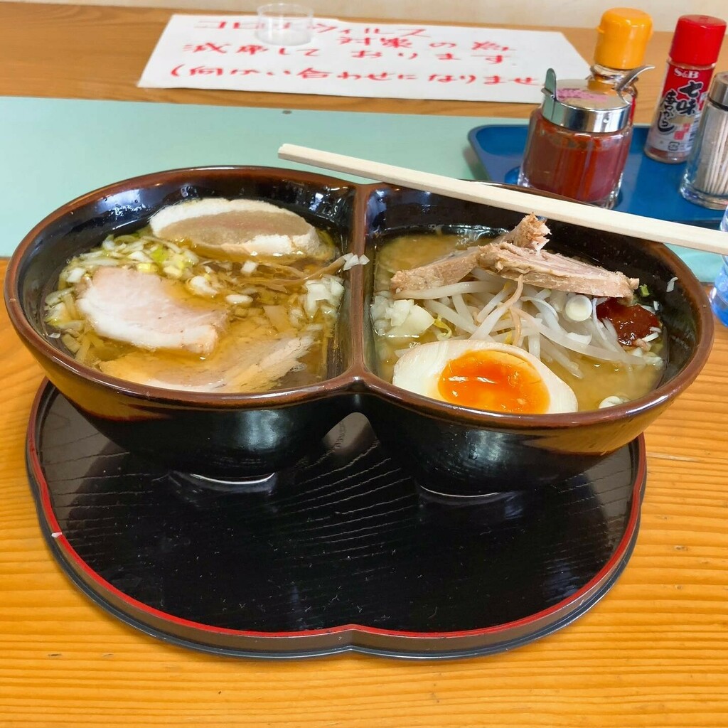 . 直太郎でだるまラーメン いただきます。雪だるまのようなどんぶりにしょうゆとみそのラーメン。しょうゆはあっさり、みそはこってりにしました。 https://t.co/P5ALJOghRr