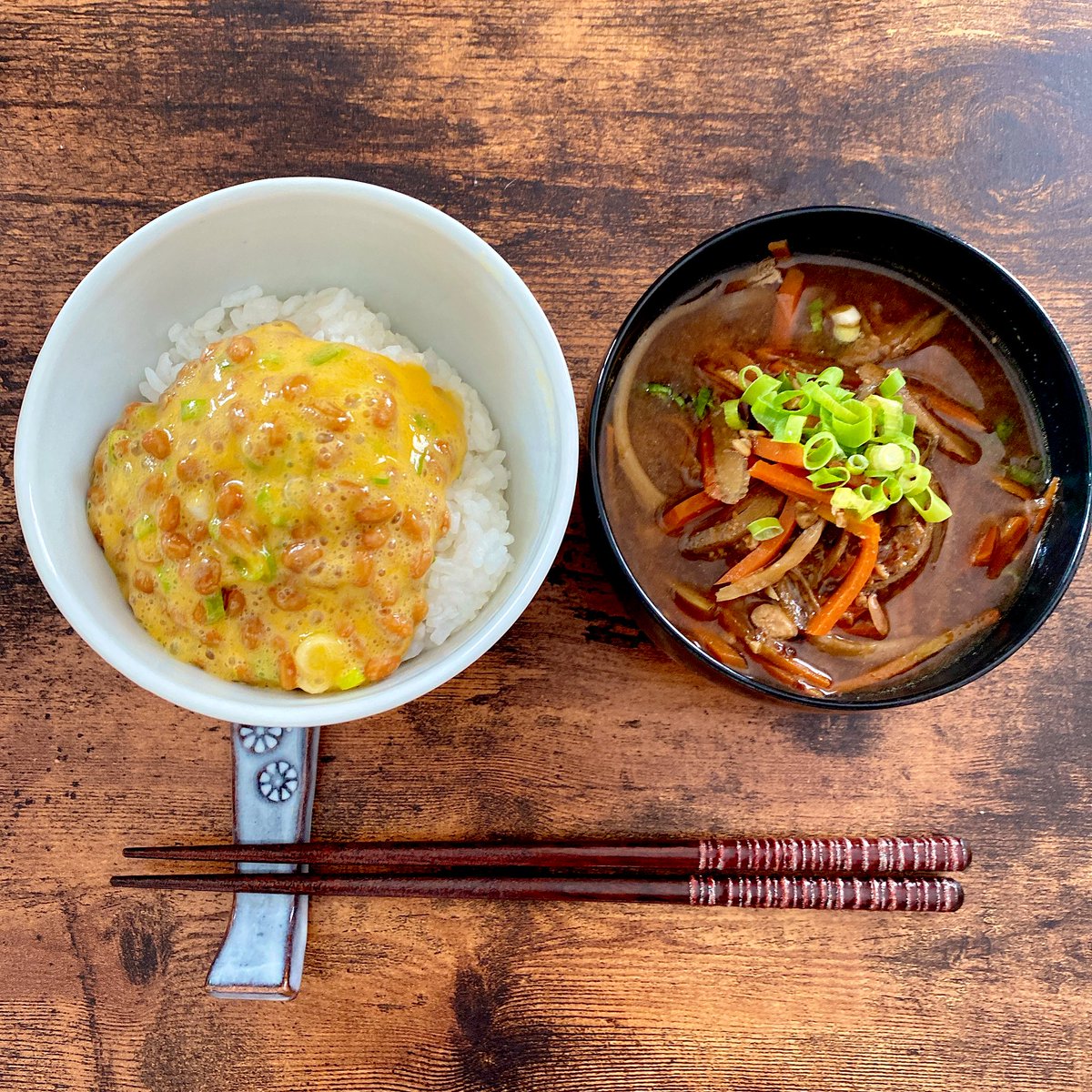 朝ご飯。日本人はやっぱコレですね！ 納豆を卵とネギ臭くして食べるのが大好きです✨✨ 自家製味噌で作った人参とゴボウの味噌汁と😋