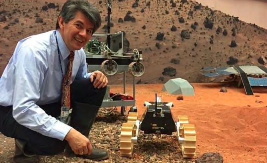 moonmars's tweet photo. 👨‍🔬In 2008 renowned French scientist Bernard Foing began thinking of his next mission: to take #art to the #moon! 10 years passed &amp; in 2018, he founded #ArtMoonMars &amp; in 2021 #MoonMars launched as the final step in his vision. #MoonMuseum #Space #NASA #Science #ISS #ESA https://t.co/9IBY1SXbMK