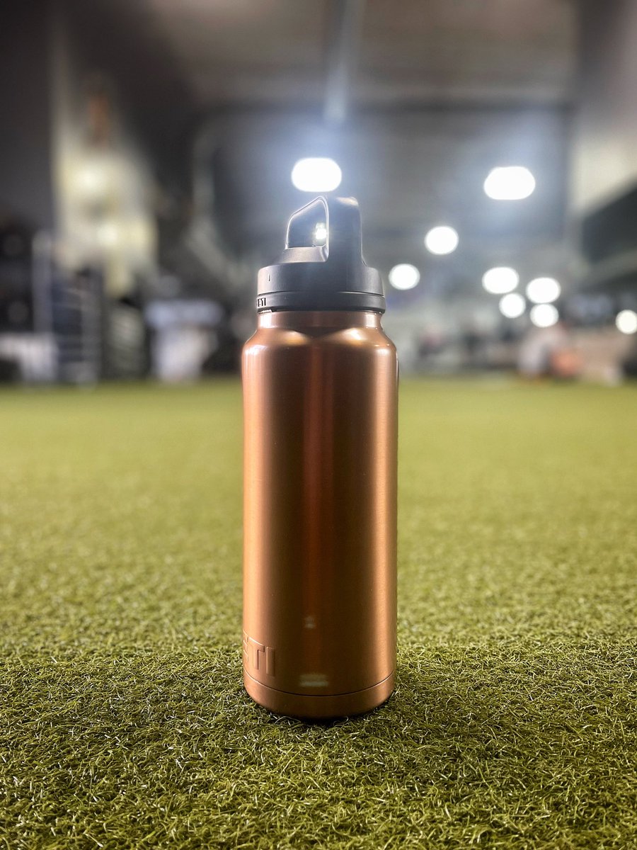SQLFitness's tweet image. Staying hydrated at the gym… #BuildfortheWild