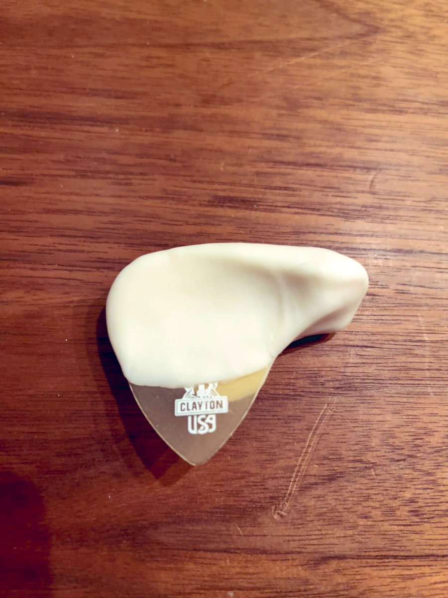 rucchiA's tweet photo. 兄貴がこんなの自作してた。
16分カッティングでピックどうしてもずれるからだって。
自分は指で弾いちゃうから適切なアドバイスが難しいなー
それにしても発想が凄い笑 https://t.co/OR7v5DcKtM